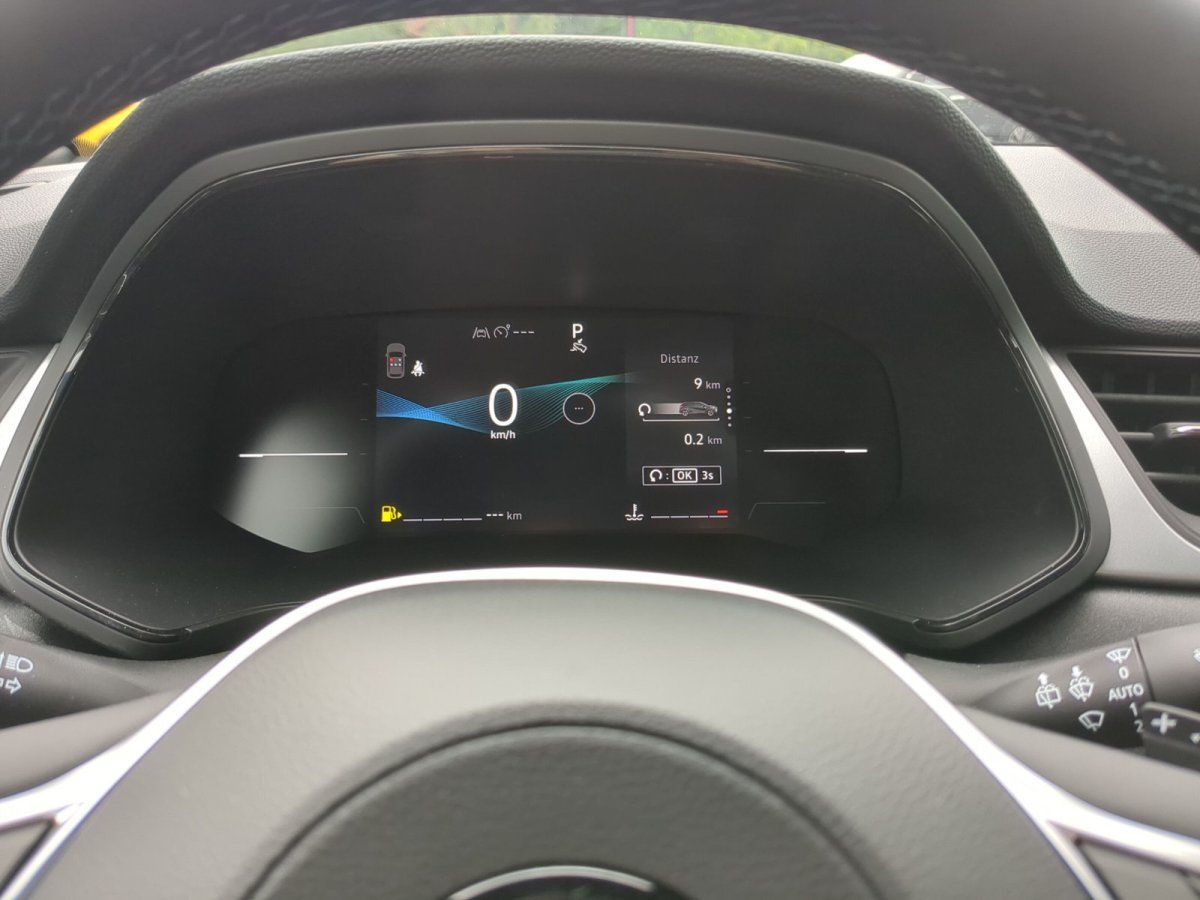 Renault Innenraum mit digitalem Cockpit und Infotainment-Display im Autohaus