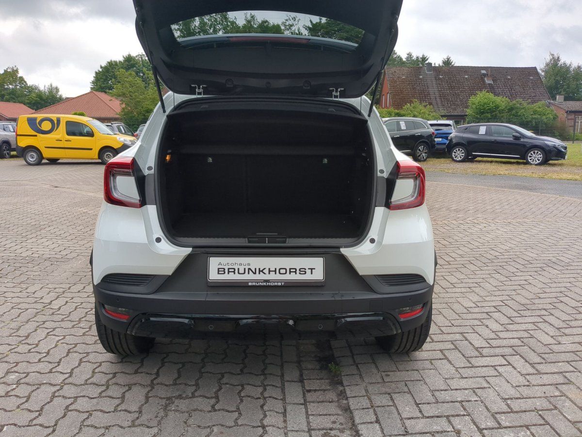 Weißes SUV mit geöffneter Heckklappe im Autohaus Brunkhorst Showroom
