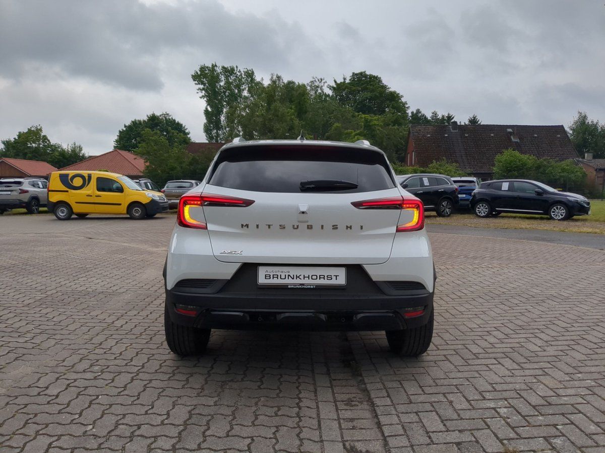 Mitsubishi ASX weiß Heckansicht im Autohaus Brunkhorst Showroom