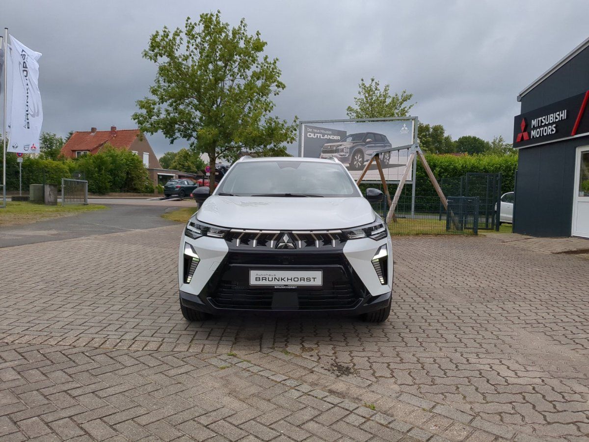 Weißer Mitsubishi SUV Frontansicht im Autohaus Brunkhorst Showroom