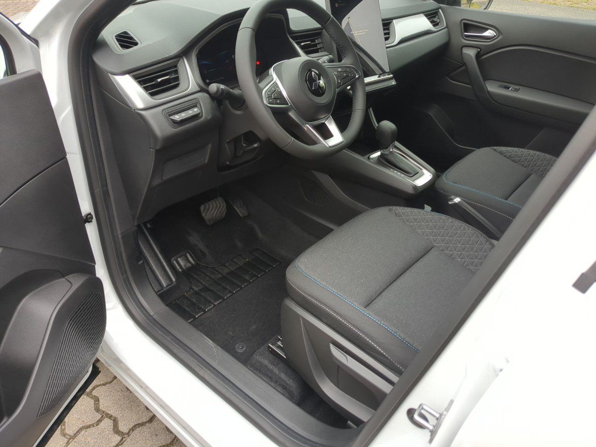 Mitsubishi Innenraum mit schwarzem Lenkrad, Touchscreen und Automatikgetriebe