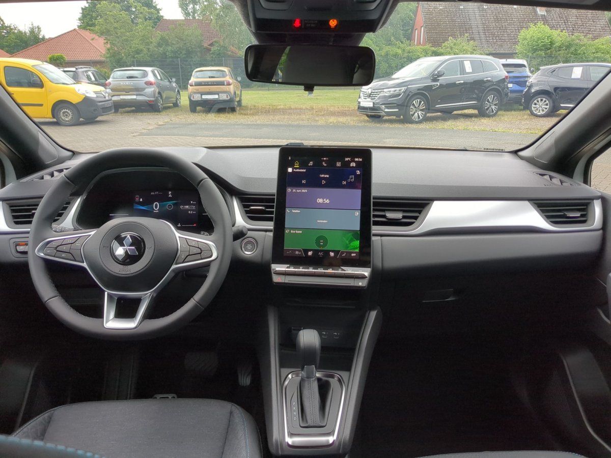 Mitsubishi Innenraum mit digitalem Cockpit und großem Touchscreen-Display im Autohaus