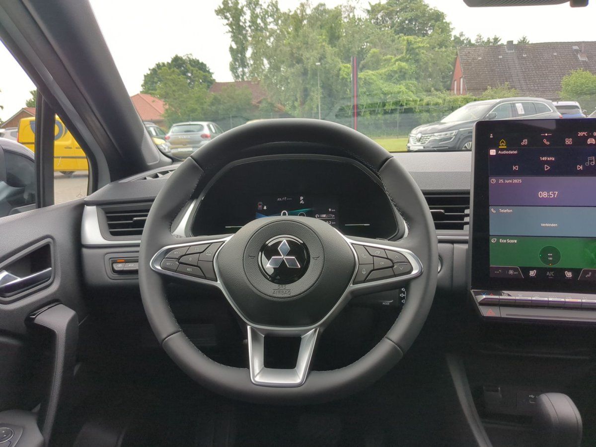 Mitsubishi Innenraum mit Lenkrad, digitalem Cockpit und Infotainment-Touchscreen im Autohaus