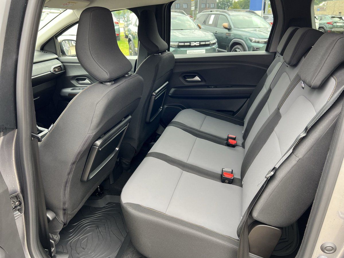 Rücksitzbank Isuzu D-Max Doppelkabine mit grau-schwarzer Stoffpolsterung im Showroom