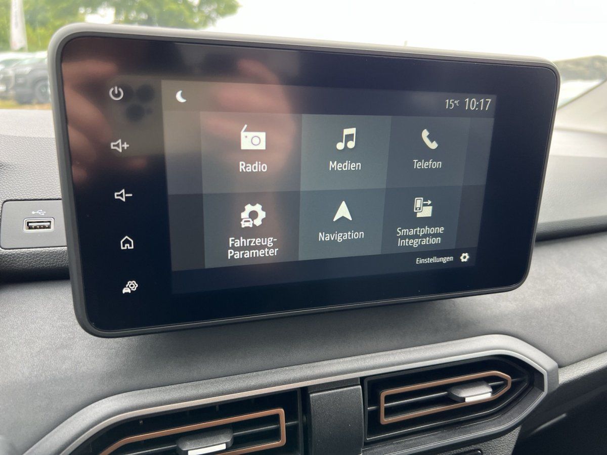 Infotainment-Touchscreen im Dacia mit Navigation, Radio, Medien und Smartphone Integration