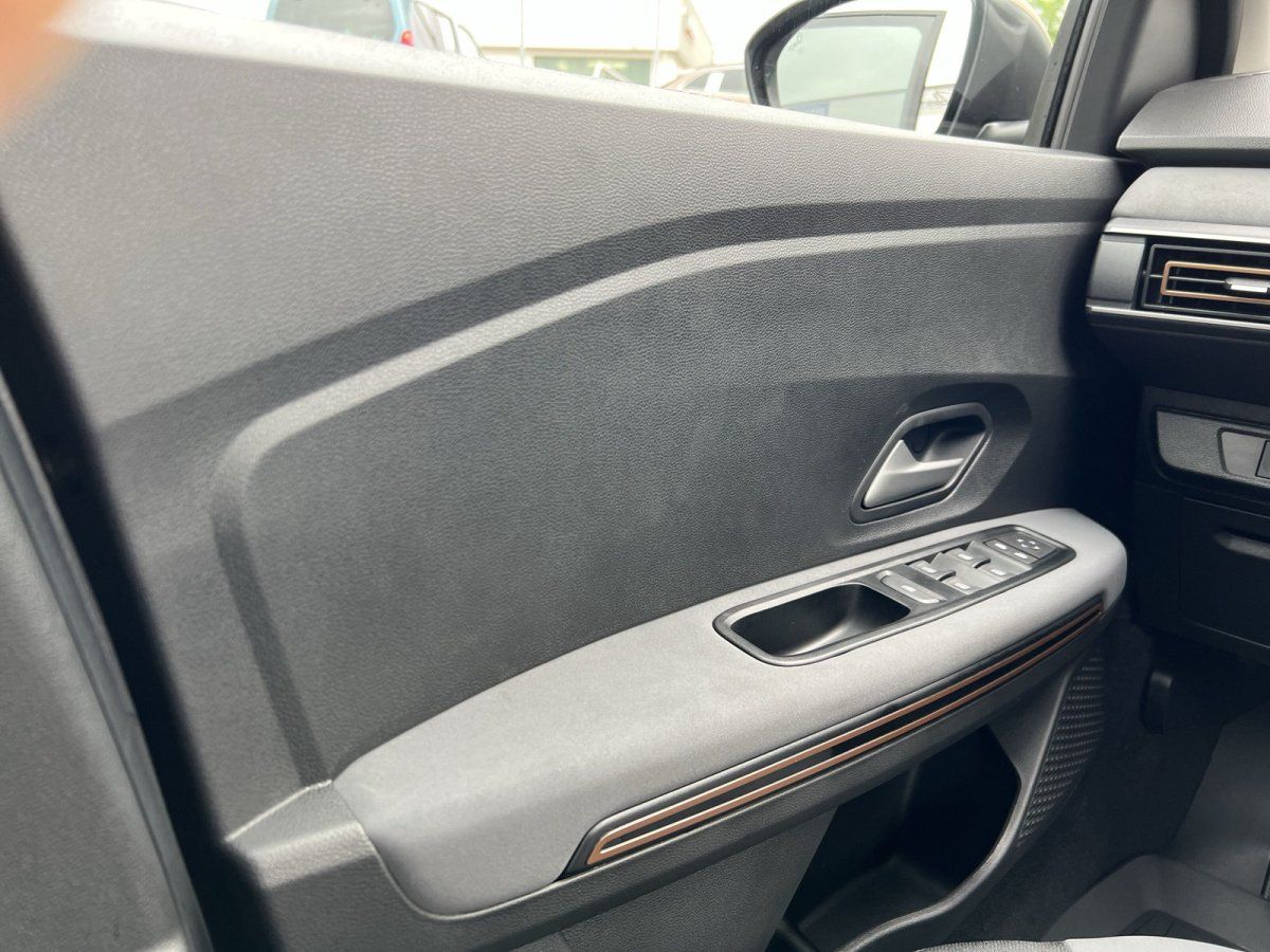 Fahrzeugtür-Innenverkleidung mit elektrischen Fensterhebern im Autohaus-Showroom