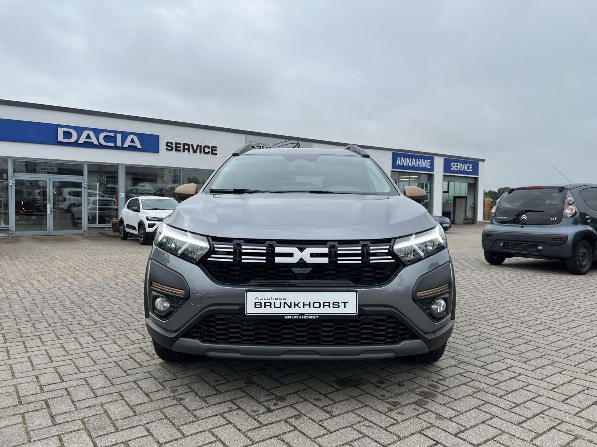 Dacia Jogger Frontansicht grau im Autohaus Brunkhorst Showroom
