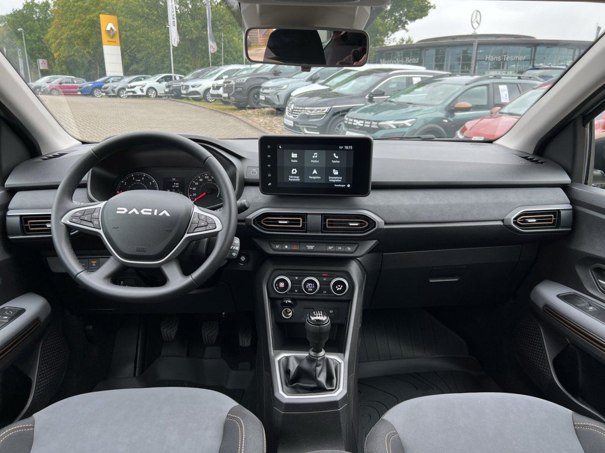 Dacia Sandero Innenraum Cockpit mit Infotainment-Display und Schaltgetriebe im Autohaus