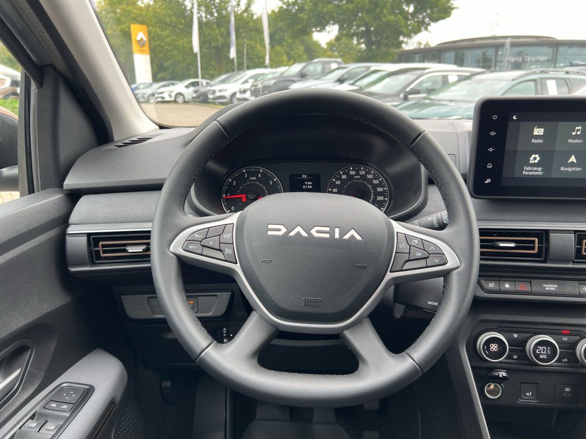 Dacia Innenraum Cockpit mit Lenkrad, Tacho und Infotainment-Touchscreen im Autohaus