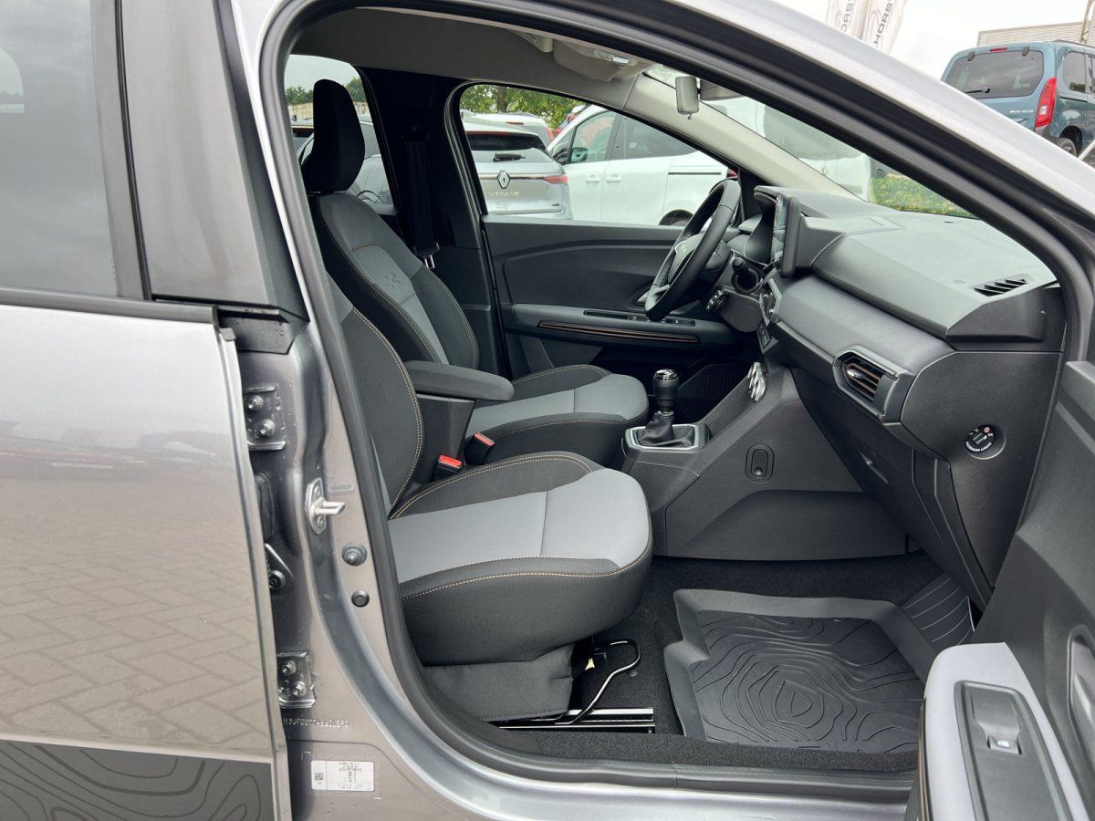 Innenraum Beifahrerseite silberner Peugeot Partner mit grauen Stoffsitzen und Schaltgetriebe