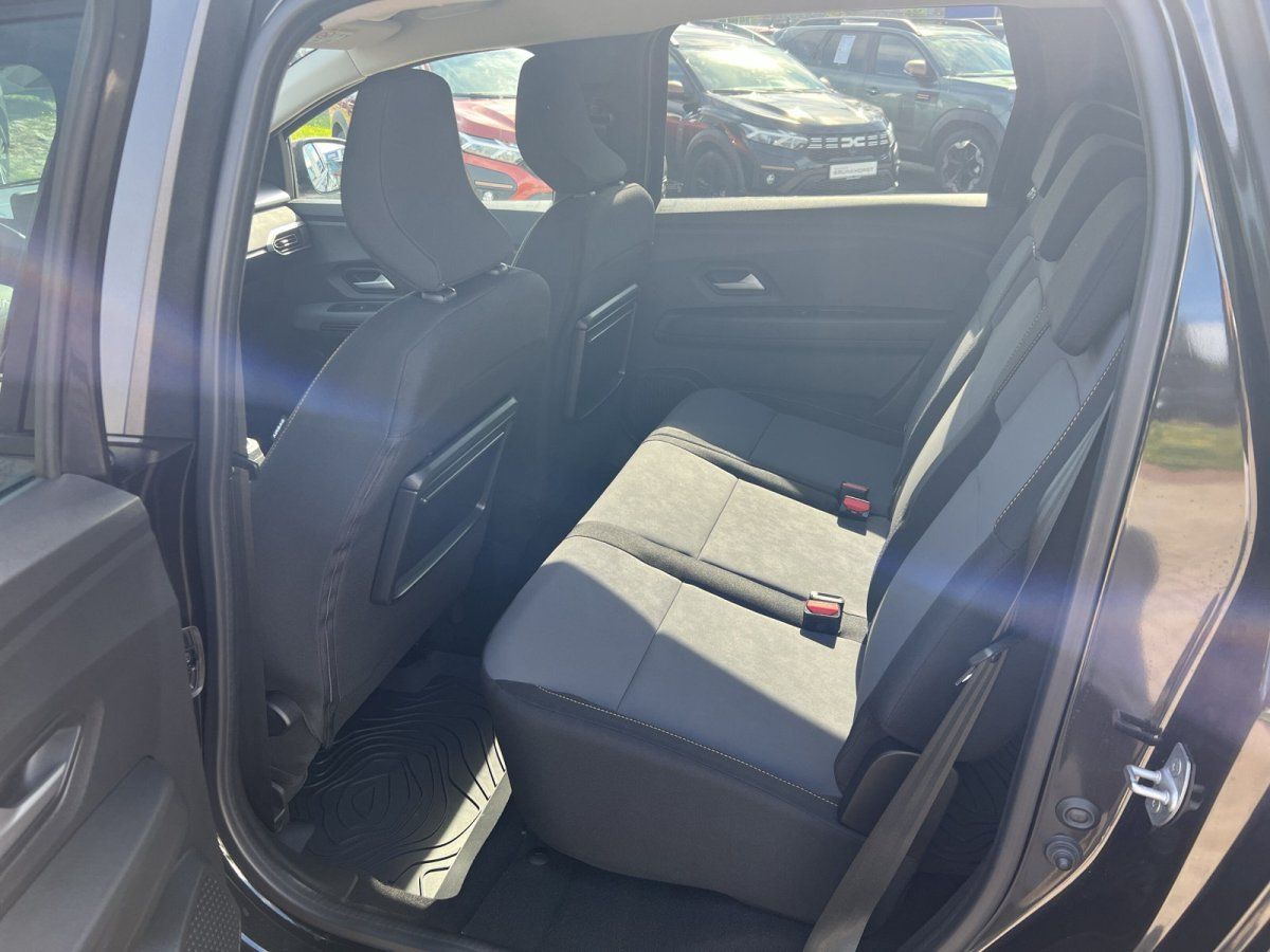 Rücksitzbank Innenraum dunkles Fahrzeug mit Stoffsitzen in Grau-Schwarz und Gummifußmatten