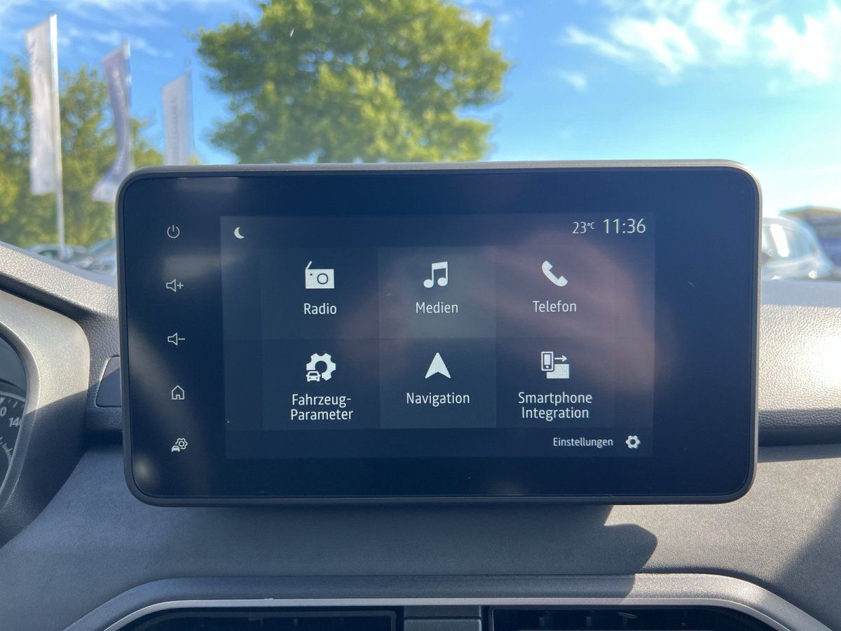 Infotainment-Display im Fahrzeug-Innenraum mit Navigation, Radio und Smartphone Integration
