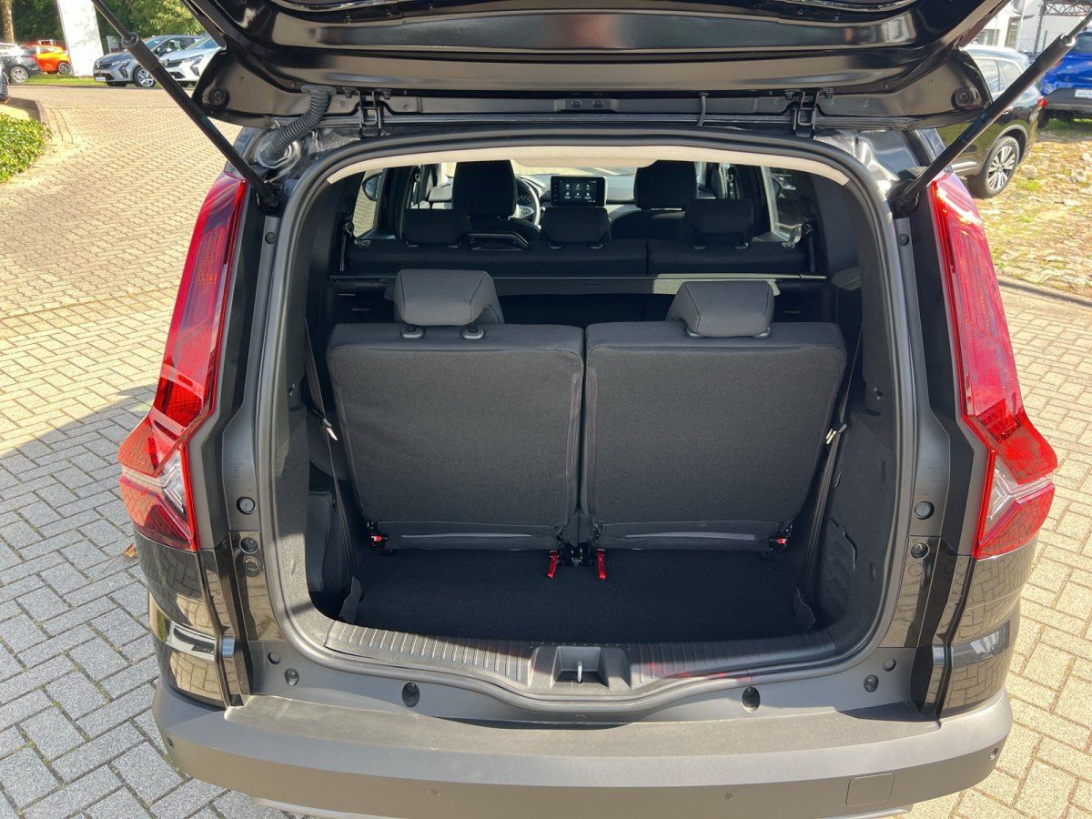 Dacia Jogger Kofferraum offen mit dritter Sitzreihe im Autohaus