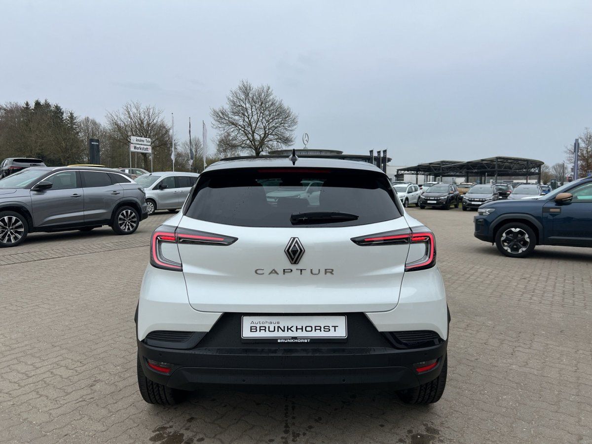 Weißer Renault Captur SUV Heckansicht im Autohaus Brunkhorst Showroom