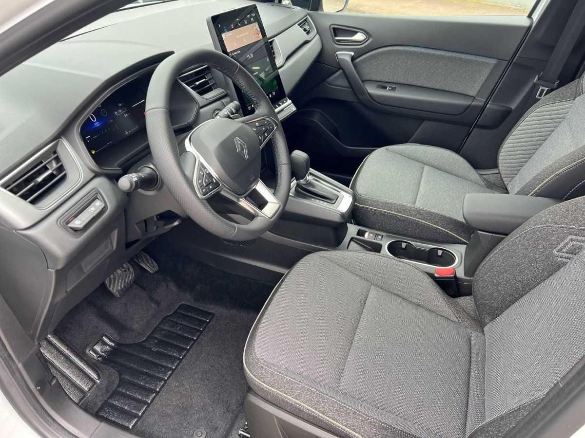 Moderner Renault Innenraum mit digitalem Cockpit, Touchscreen und grauer Stoffausstattung