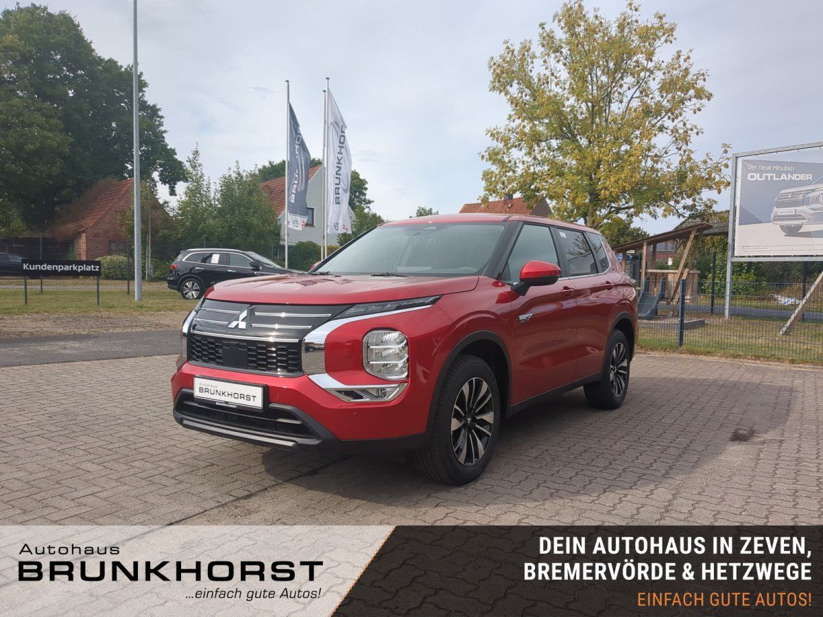 Roter Mitsubishi Outlander SUV im Autohaus Showroom Frontansicht