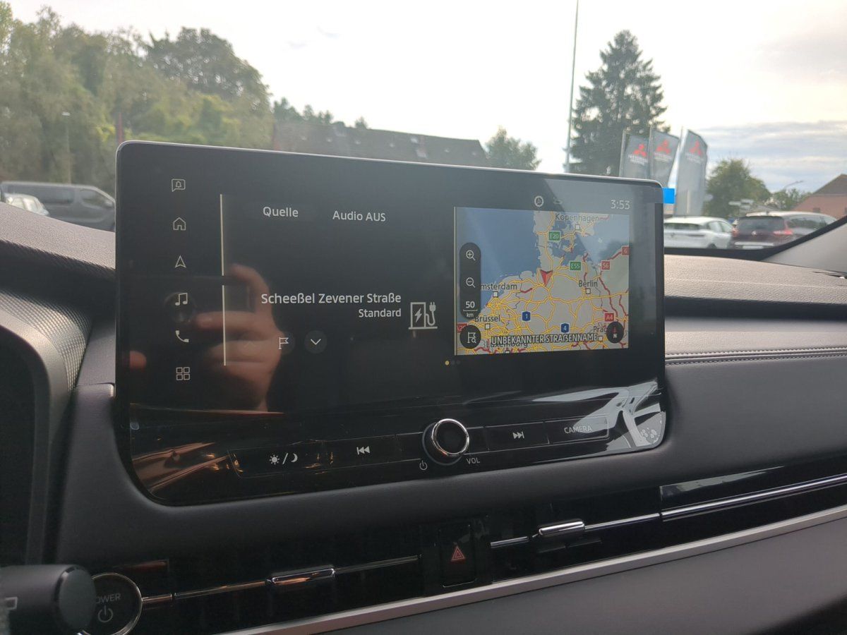 Infotainment-Display mit Navigation Scheeßel Zevener Straße im Fahrzeug-Innenraum im Autohaus