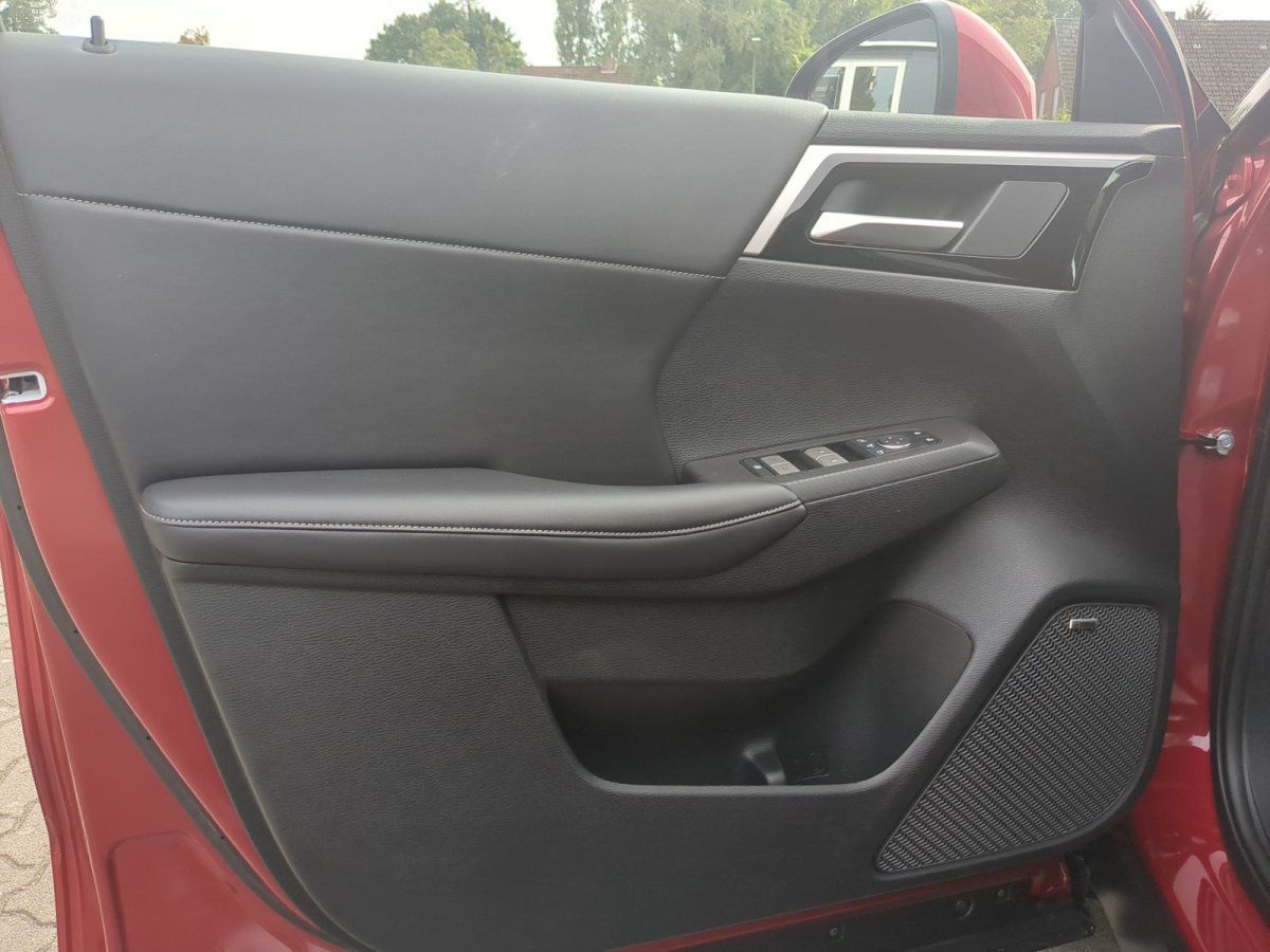 Rotes Fahrzeug Innenraum Fahrertür mit Leder-Türverkleidung, Fensterheber und Lautsprecher