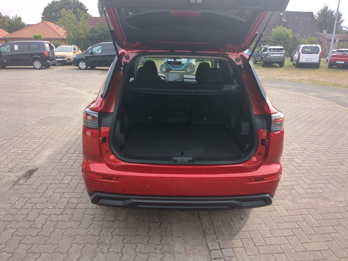 Roter SUV mit geöffneter Heckklappe im Autohaus Showroom – Kofferraum Ansicht