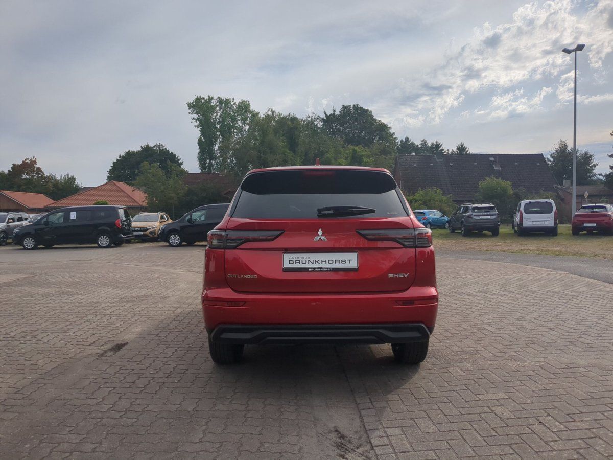 Roter Mitsubishi Outlander PHEV Heckansicht im Autohaus Brunkhorst Showroom