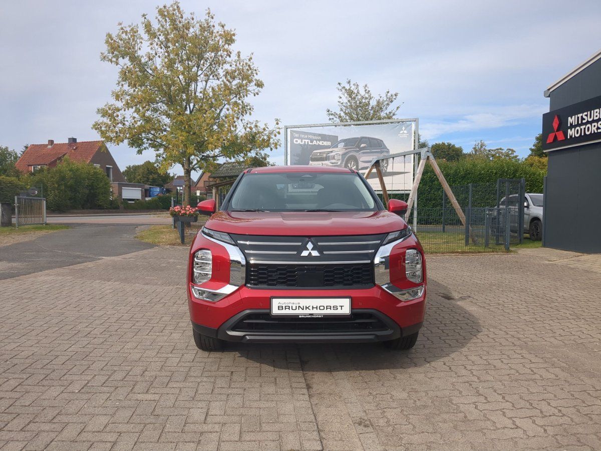 Roter Mitsubishi Outlander Frontansicht im Autohaus Brunkhorst Showroom