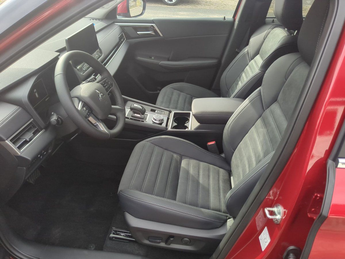 Mitsubishi Innenraum mit Ledersitzen und digitalem Cockpit in rotem SUV