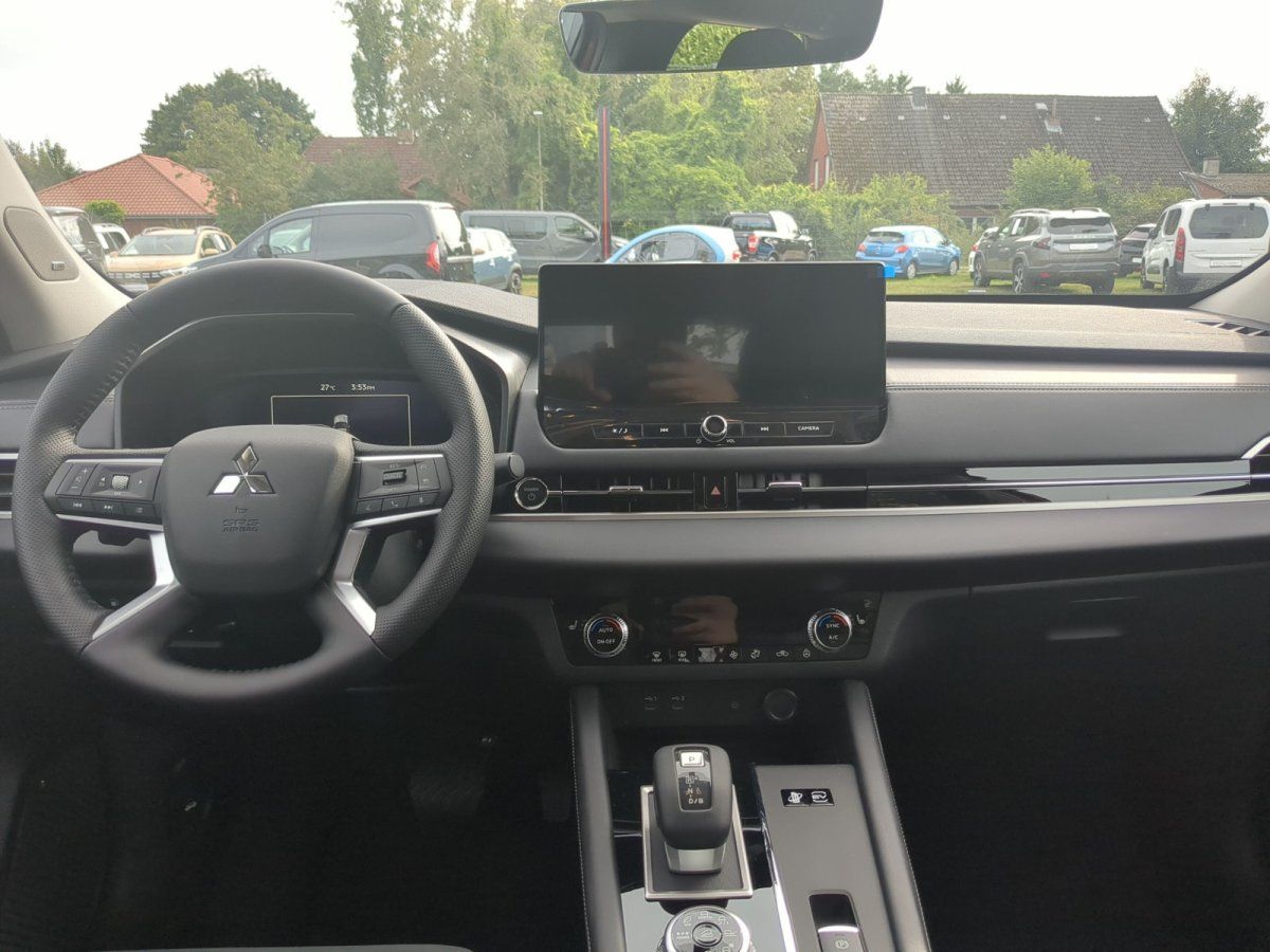 Mitsubishi Outlander Innenraum Cockpit mit Touchscreen Display und Automatikgetriebe im Autohaus