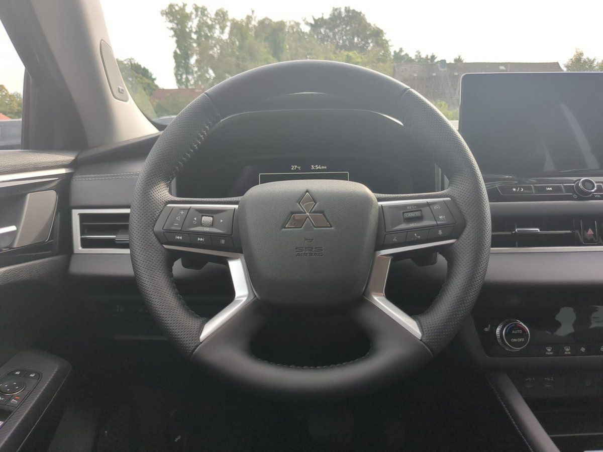 Mitsubishi Lenkrad Innenraum mit digitalem Display und Multifunktionstasten im Autohaus