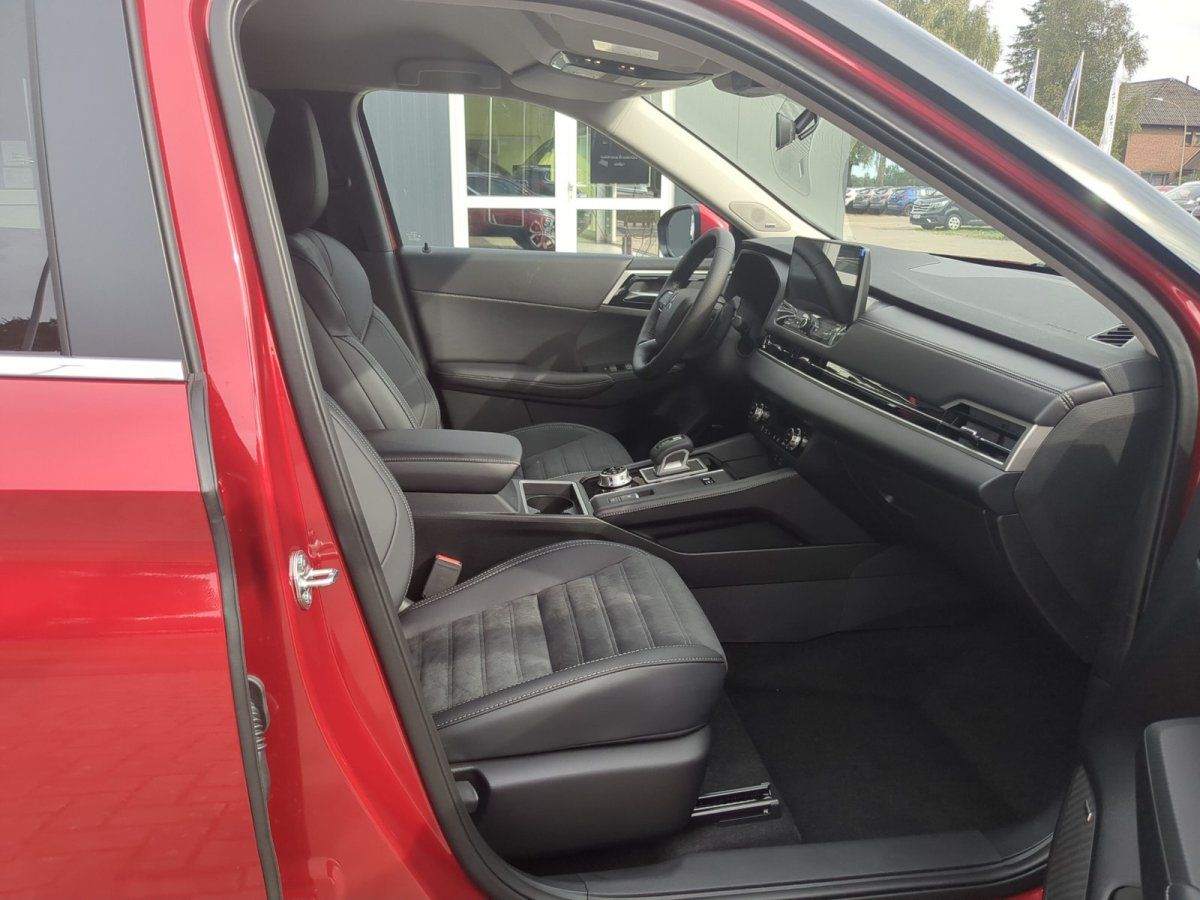 Roter SUV Innenraum mit schwarzen Ledersitzen und Automatikgetriebe im Autohaus