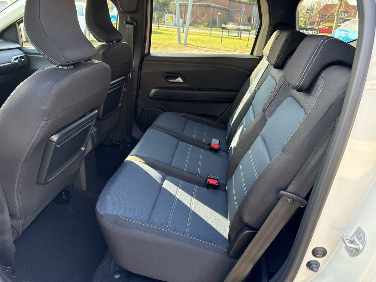 Fahrzeug Innenraum Rücksitzbank blau-grau mit Sicherheitsgurten und Kopfstützen