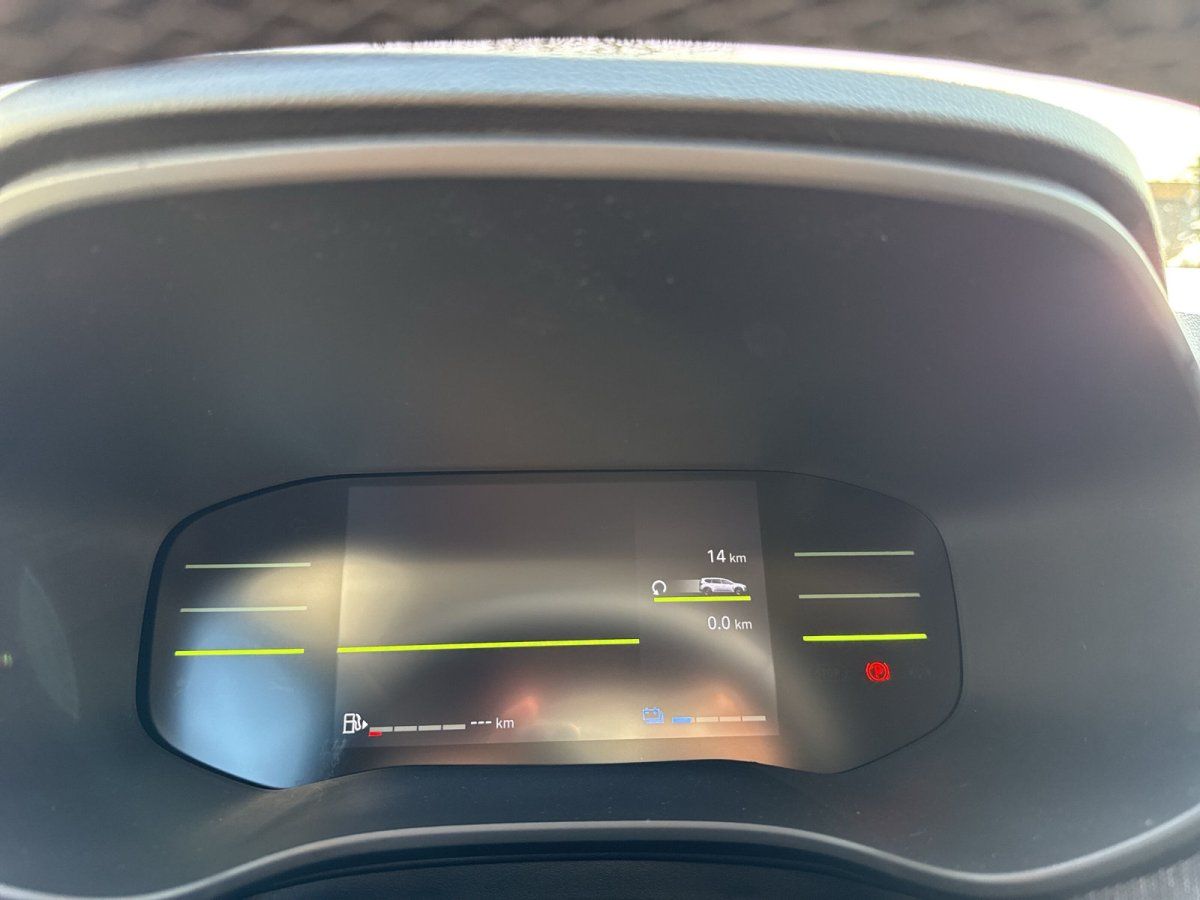 Fahrzeug-Cockpit im Autohaus mit digitalem Instrumentendisplay und Showroom im Hintergrund