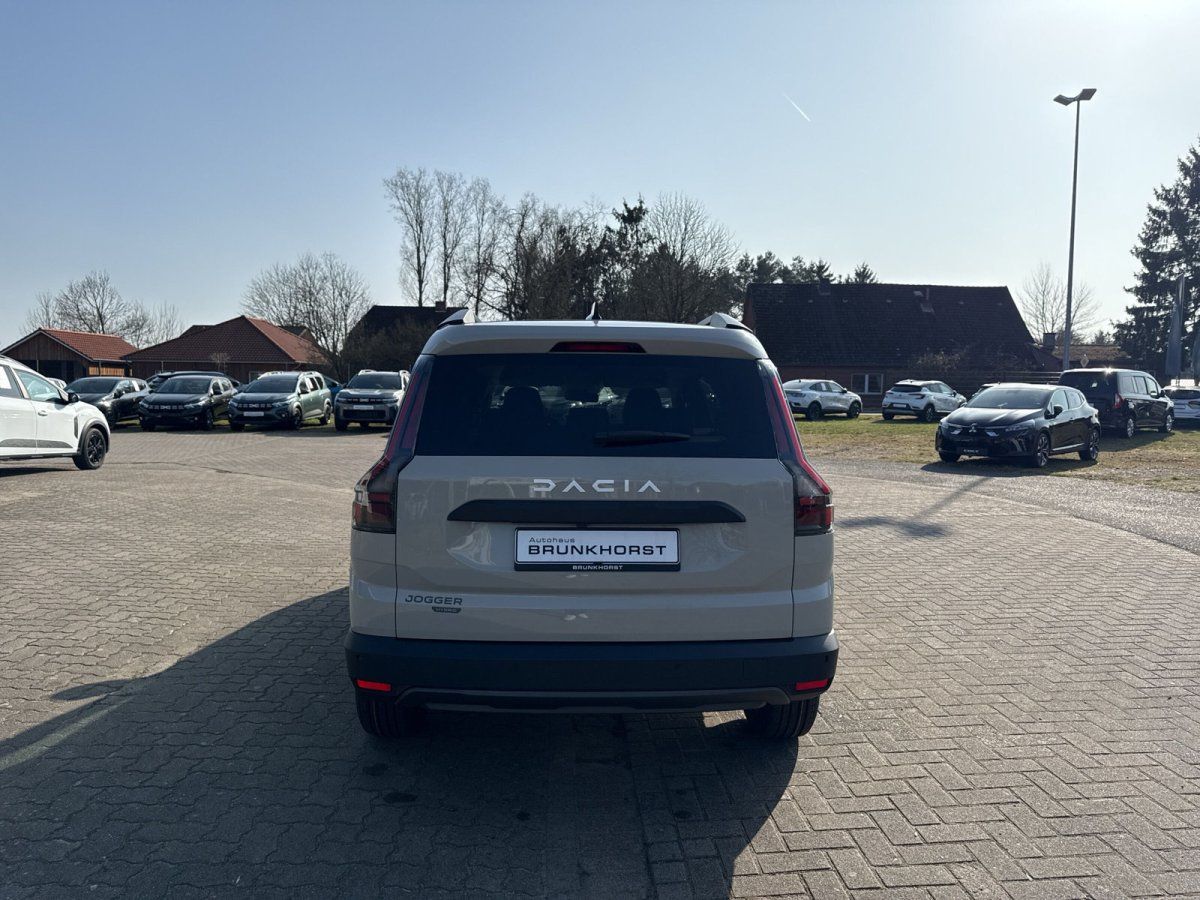 Dacia Jogger Heckansicht in beige im Autohaus Brunkhorst Osnabrück Showroom