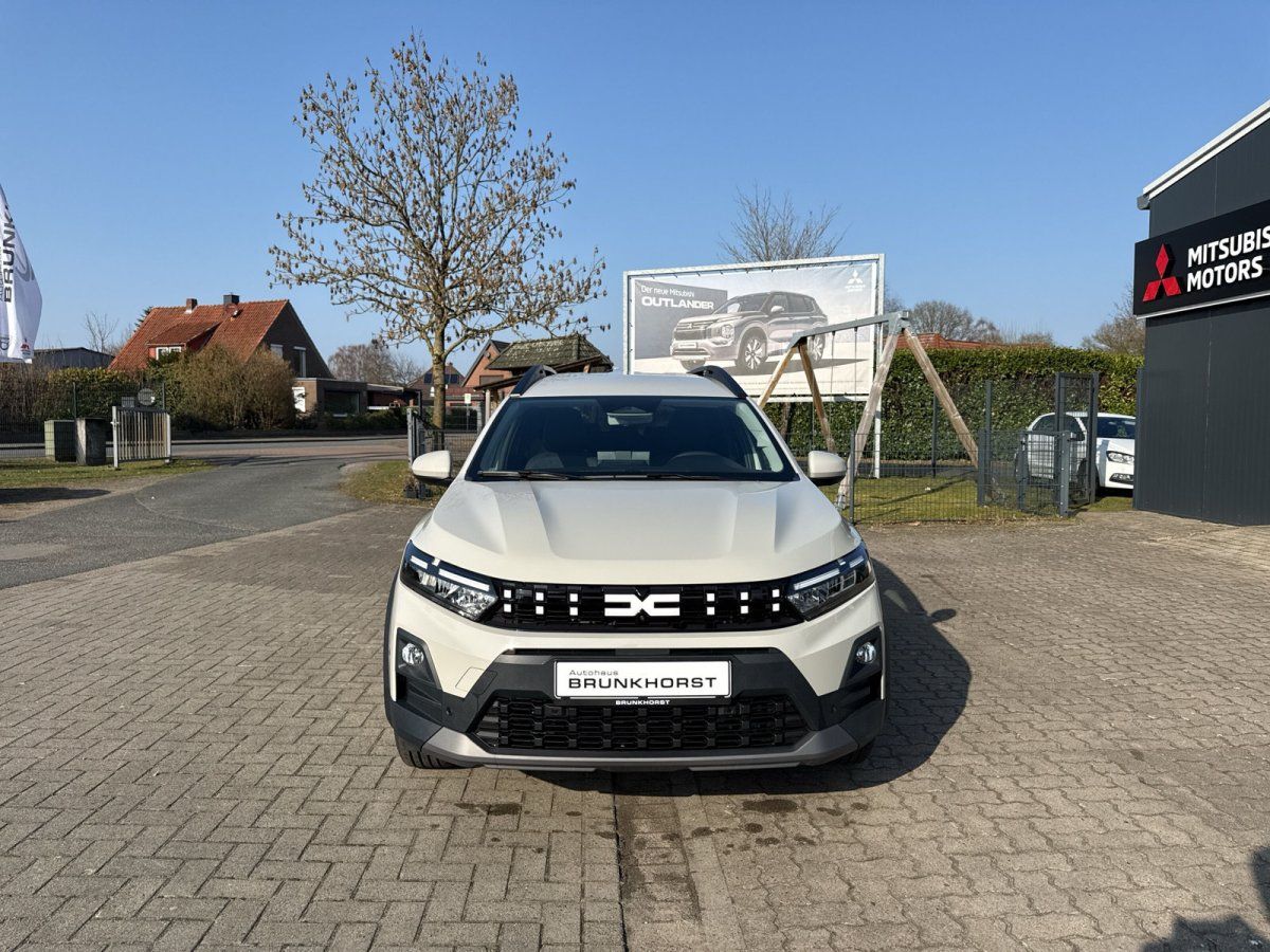 Dacia Sandero Stepway in Beige-Grau Frontansicht im Autohaus Brunkhorst Showroom