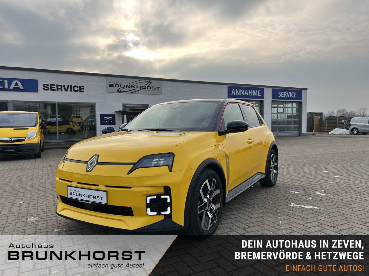 Renault 5 E-Tech Electric in Gelb im Autohaus-Showroom – modernes Elektroauto