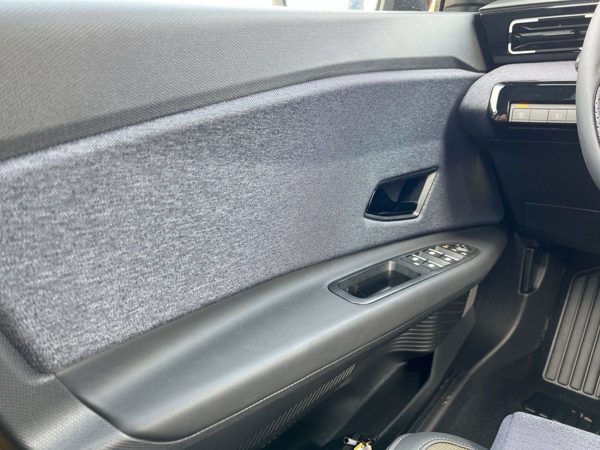 Volkswagen Innenraum Fahrertür mit Fensterheber und Spiegel im VW Autohaus