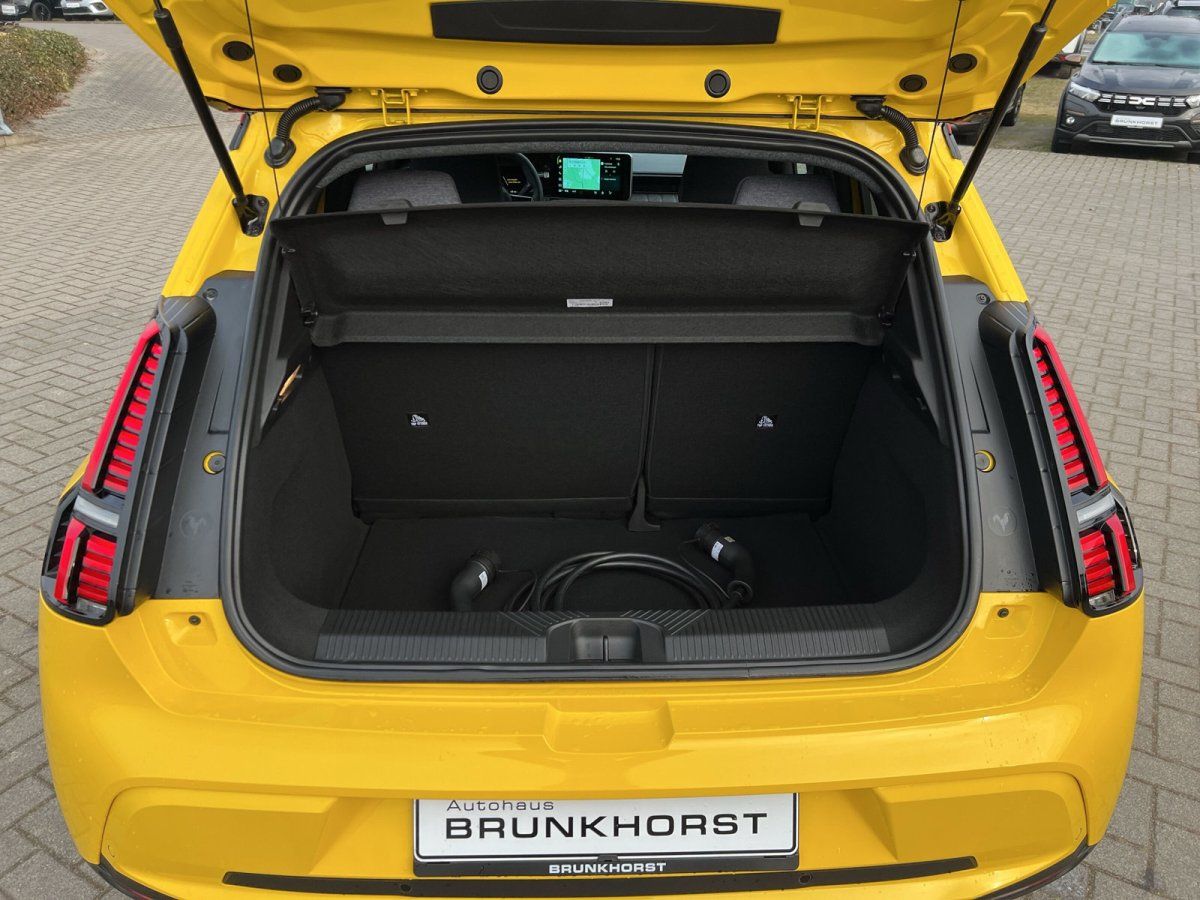 Gelber Opel Corsa mit geöffnetem Kofferraum im Autohaus Brunkhorst