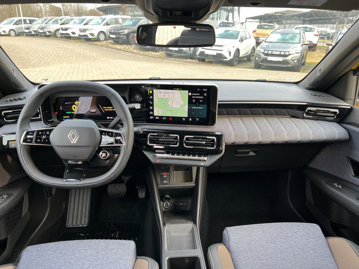 Renault Innenraum mit digitalem Cockpit und Navigationssystem, gelbes Fahrzeug im Autohaus