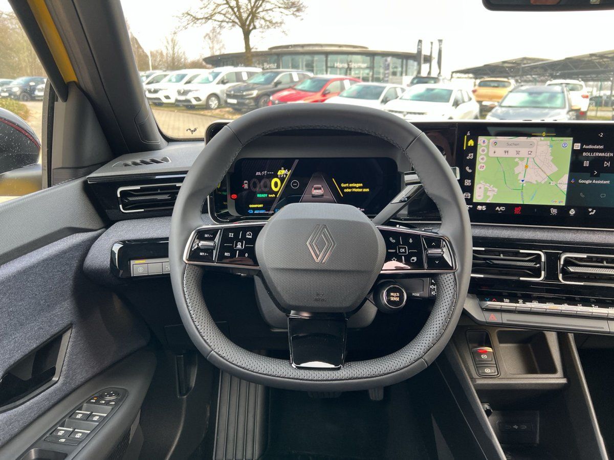 Renault Innenraum mit Lenkrad, digitales Cockpit und Infotainment-System im Autohaus