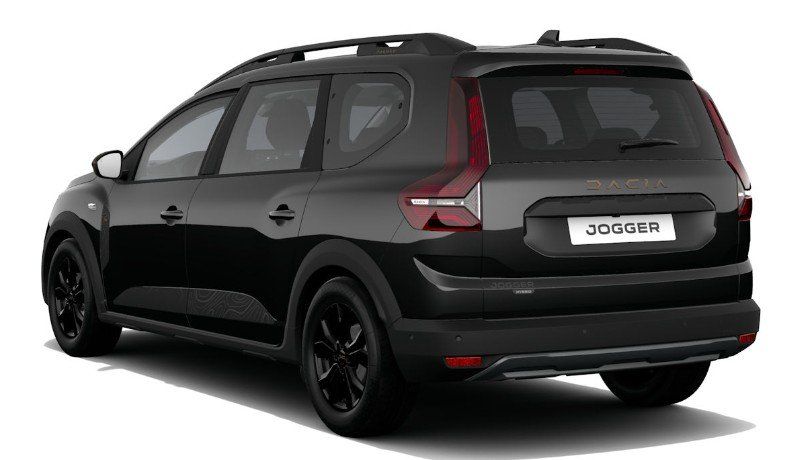 Schwarzer Dacia Jogger Heckansicht im Autohaus Showroom mit schwarzen Felgen und Dachreling