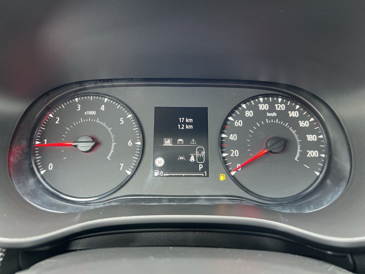 Fahrzeug-Cockpit mit Tacho und Drehzahlmesser in modernem Autohaus-Showroom