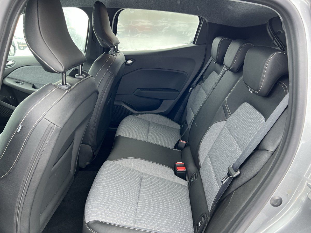 Geräumiger Fahrzeuginnenraum mit grau-schwarzen Rücksitzen und weißen Ziernähten im Autohaus