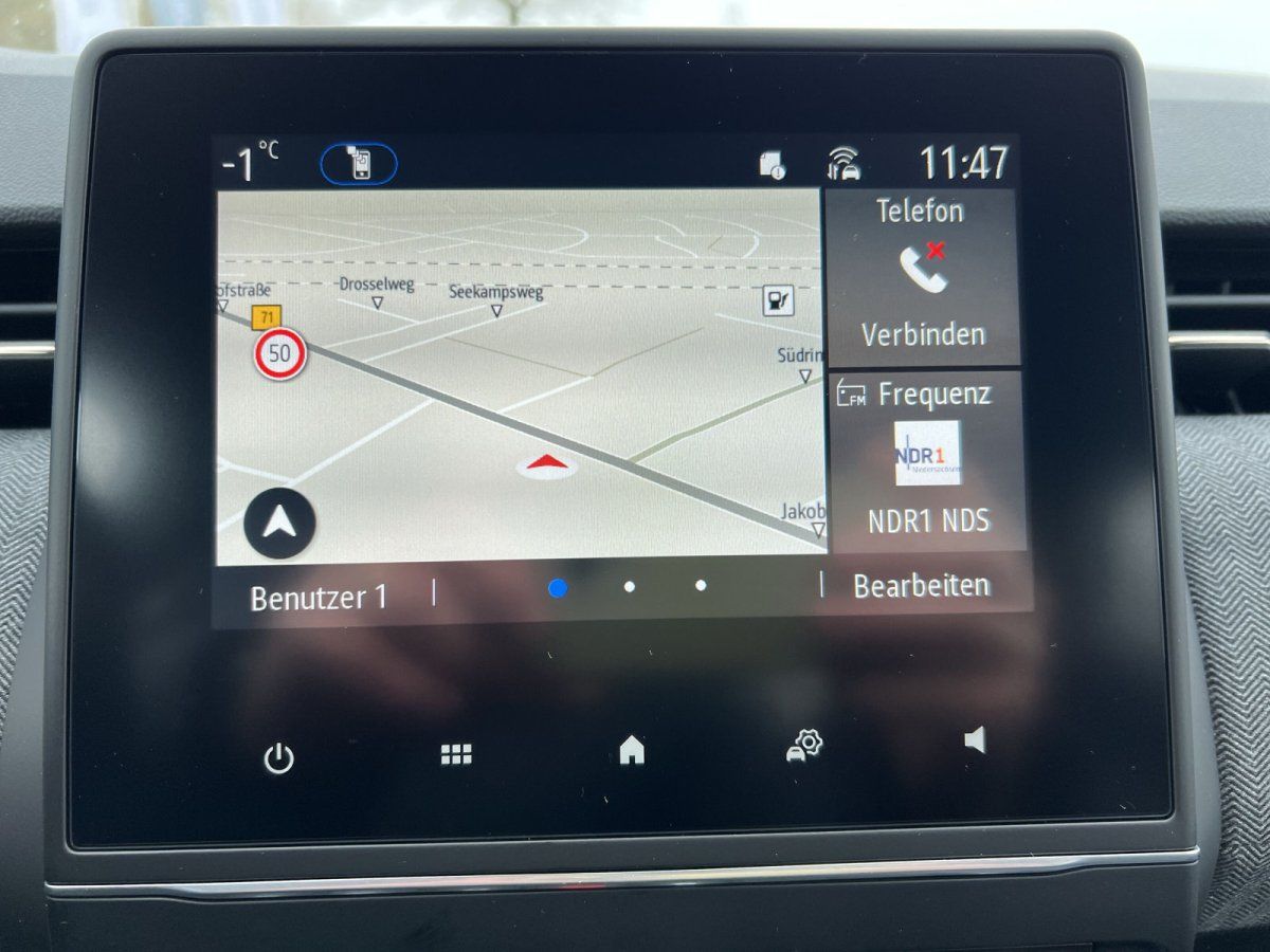 Dacia Infotainment-System mit Navigationskarte und Telefon-Widget im Fahrzeuginnenraum