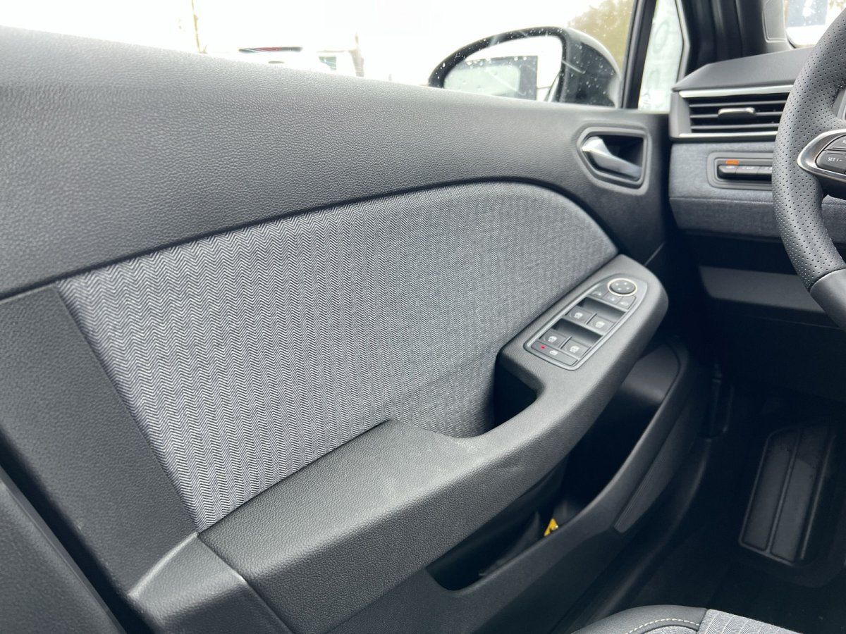 Fahrzeuginnenraum Fahrertür mit Fensterheber-Schaltern und Türverkleidung in Grau