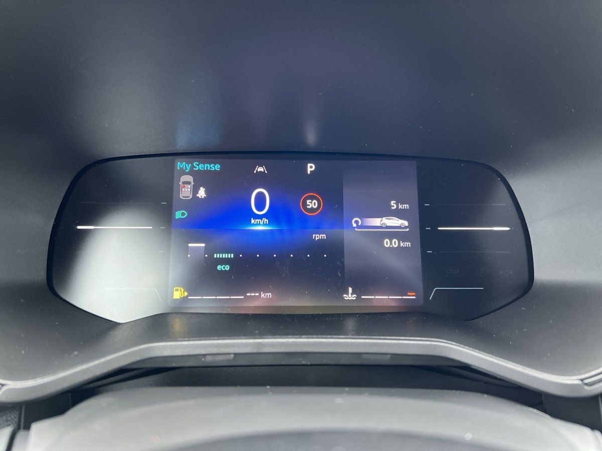 Volkswagen Innenraum digitales Cockpit im Autohaus-Showroom mit modernem Instrumentendisplay