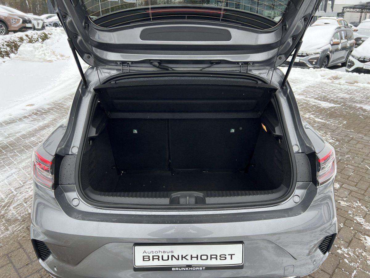 Grauer Kombi mit geöffnetem Kofferraum im Autohaus Brunkhorst Showroom – Heckansicht