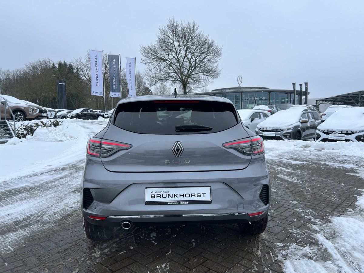 Renault Clio grau Heckansicht im Autohaus Brunkhorst Showroom