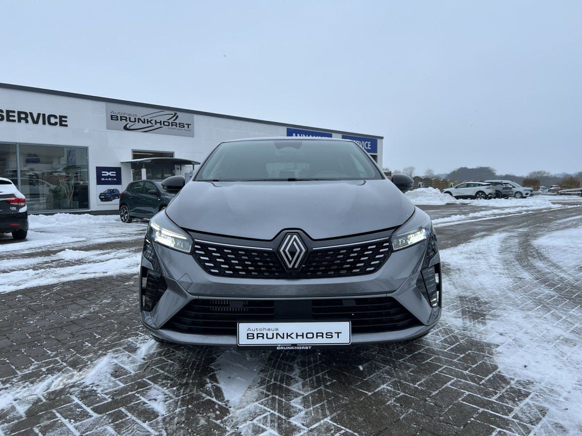 Renault Clio in Grau Frontansicht im Autohaus Brunkhorst Showroom