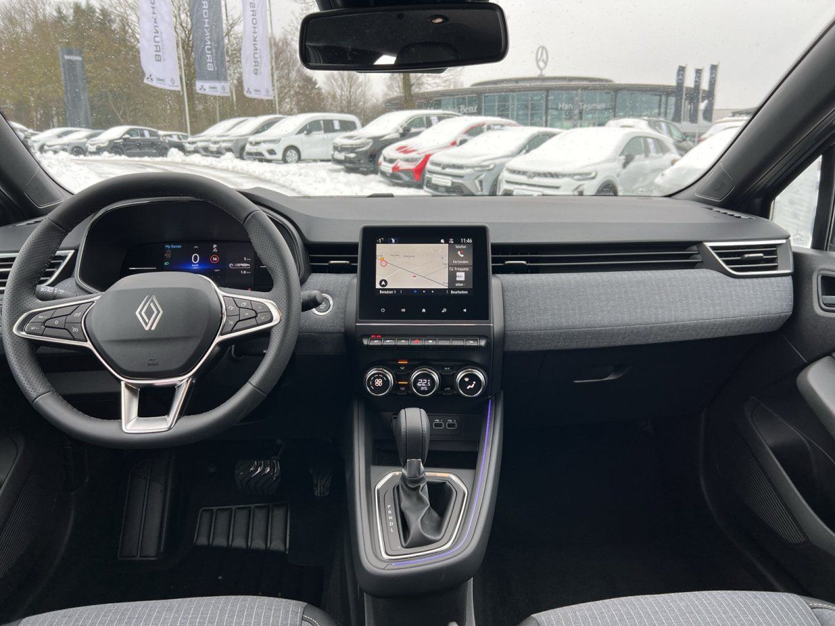 Renault Clio Innenraum mit Lenkrad, Touchscreen-Navigation und automatischem Getriebe im Autohaus