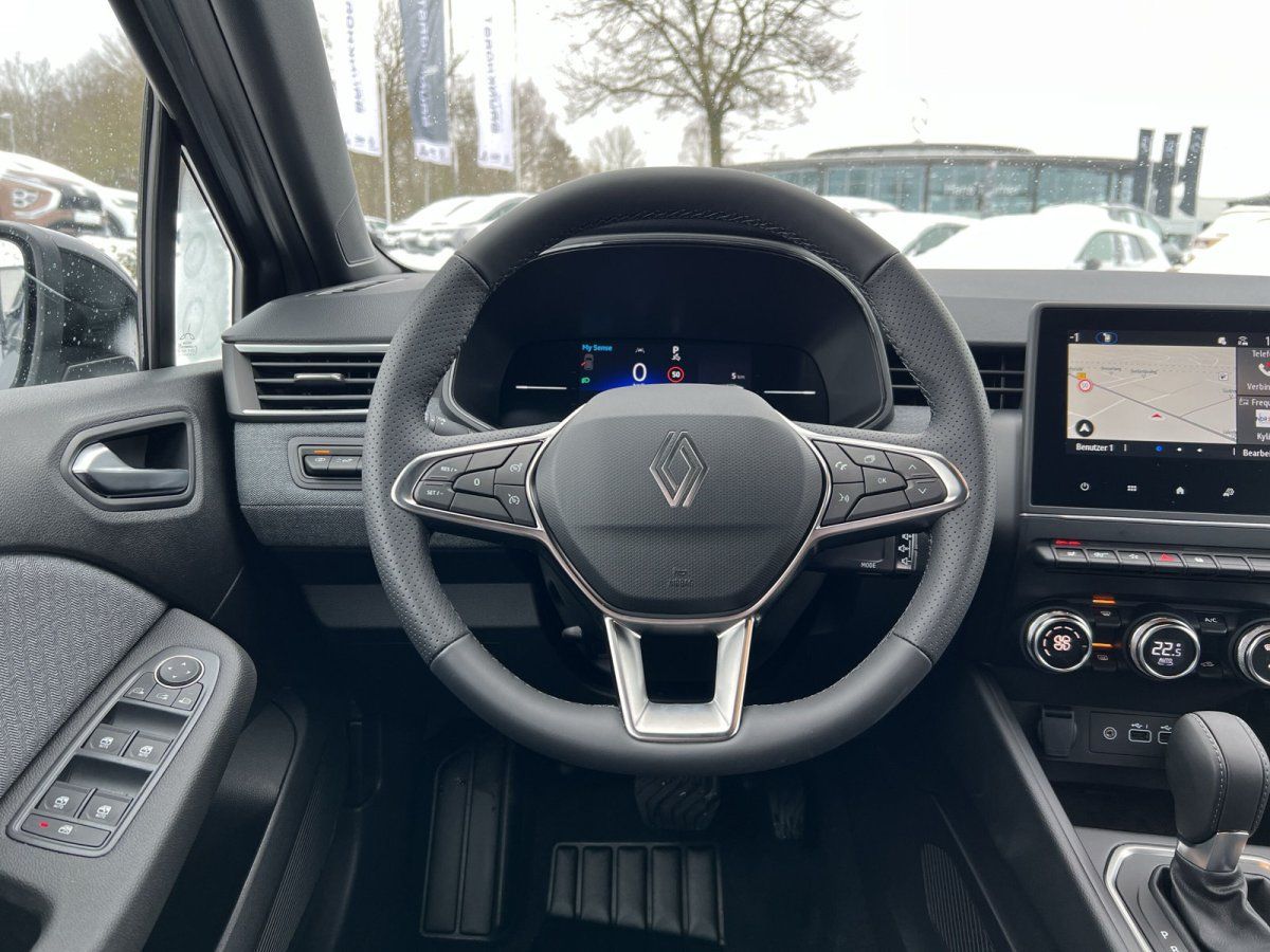 Renault Innenraum mit Lenkrad, Digitaltacho und Touchscreen-Navigation