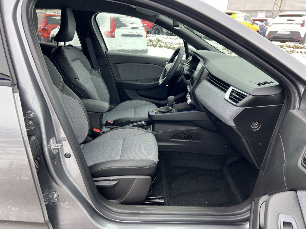 Innenraum eines VW mit grauen Stoffsitzen, Mittelkonsole und Armaturenbrett in Autohaus